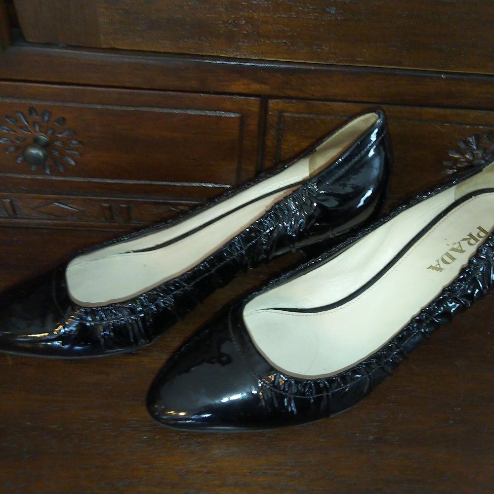Read! 39.5 VGUC Black Prada Patent Leather Pumps - heel call out TRR - Picture 9 of 17